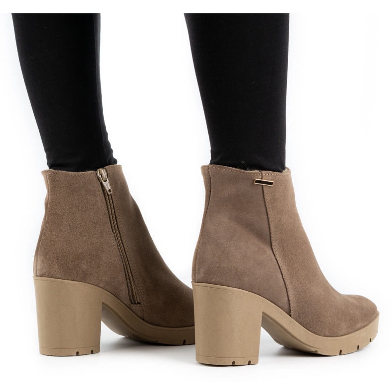 Olivier Cizme de damă Riva din piele intoarsă izolată pe un stâlp bej închis 2