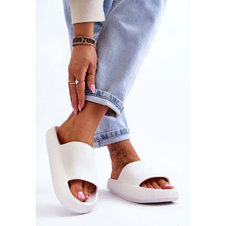 BM Flip-flops ușoare la modă pe o talpă masivă rebelă albă 2 BM Flip-flops ușoare la modă pe o talpă masivă rebelă albă 2