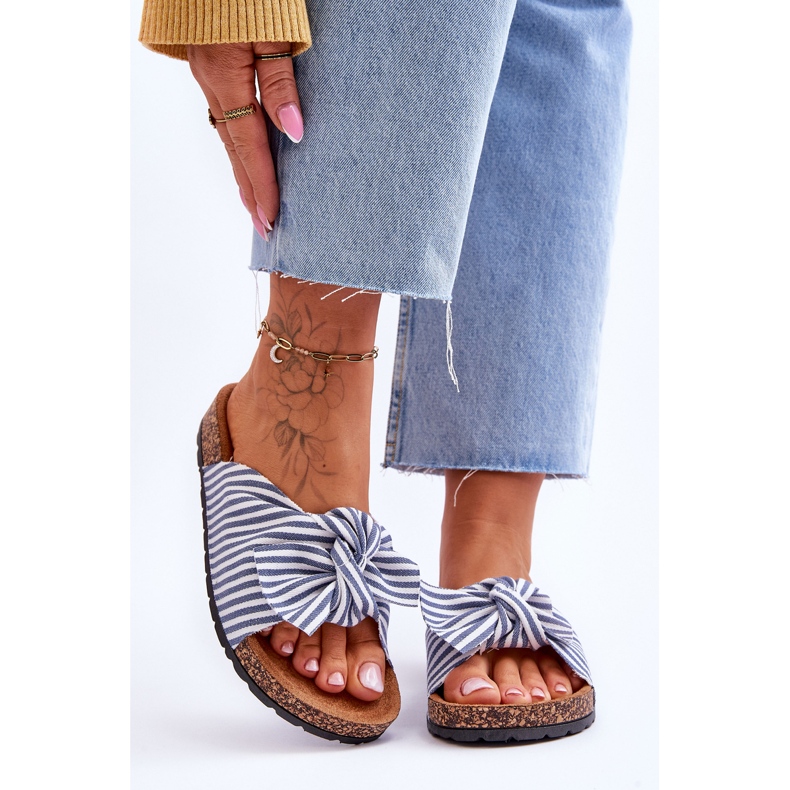 FJ1 Flip Flops Pe O Platformă De Plută Cu dungi Albe Și Albastre Festive 1