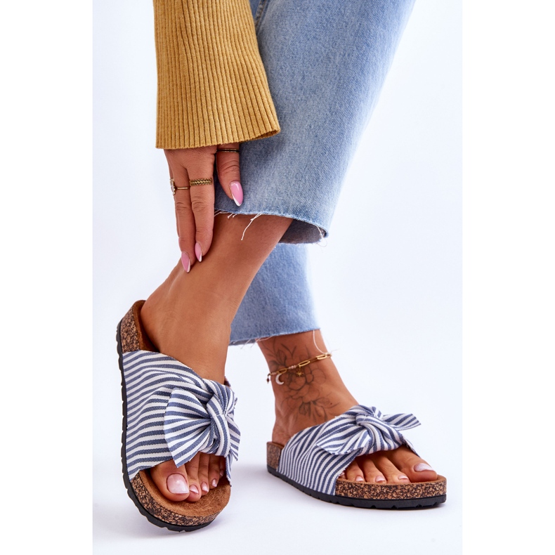 FJ1 Flip Flops Pe O Platformă De Plută Cu dungi Albe Și Albastre Festive 2