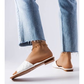 Flip-flops eleganti albi cu matlasare de la Labrie 2