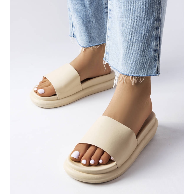 Papuci bej pe platformă 1