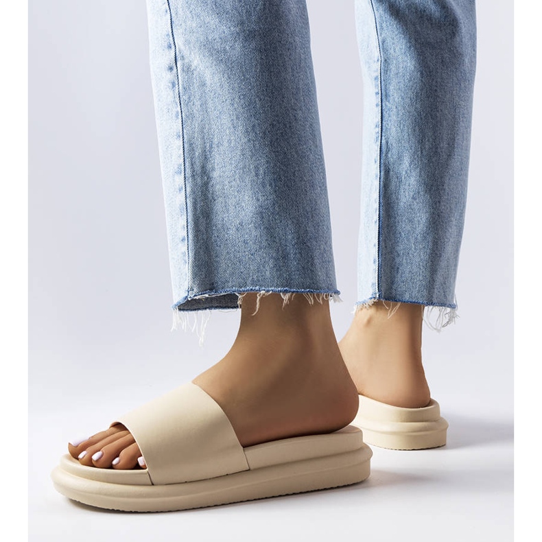 Papuci bej pe platformă 2