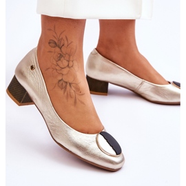 Pompe din piele cu toc mic Maciejka 05960-25 Aur de aur 2