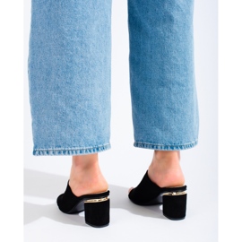 Vinceza Vincez black alunecă pe post negru 1