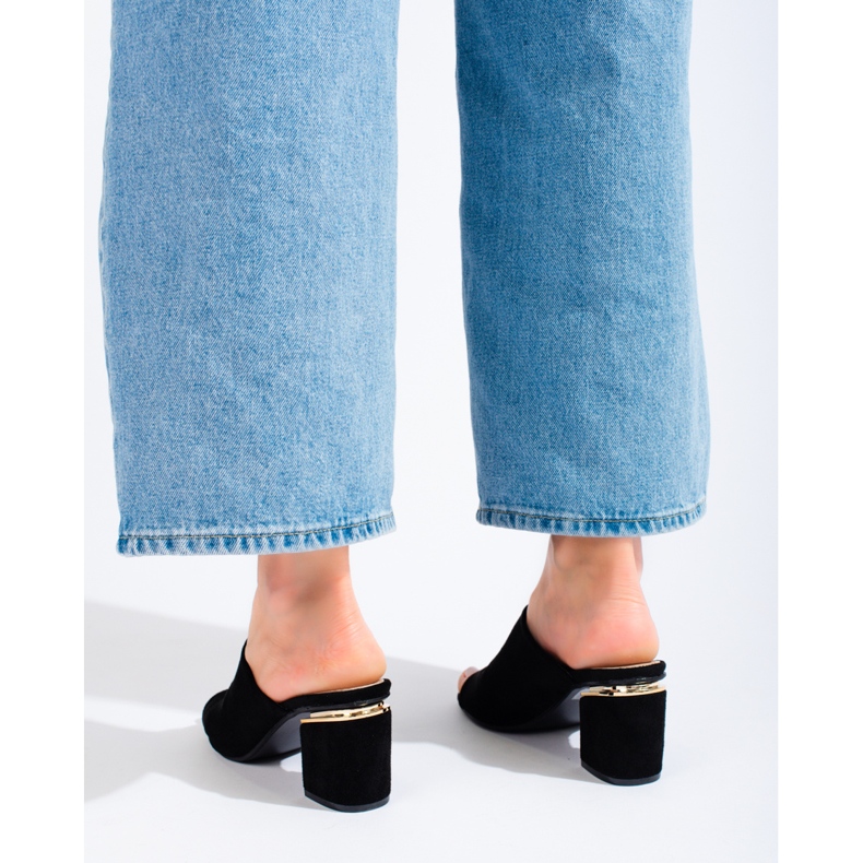 Vinceza Vincez black alunecă pe post negru 1