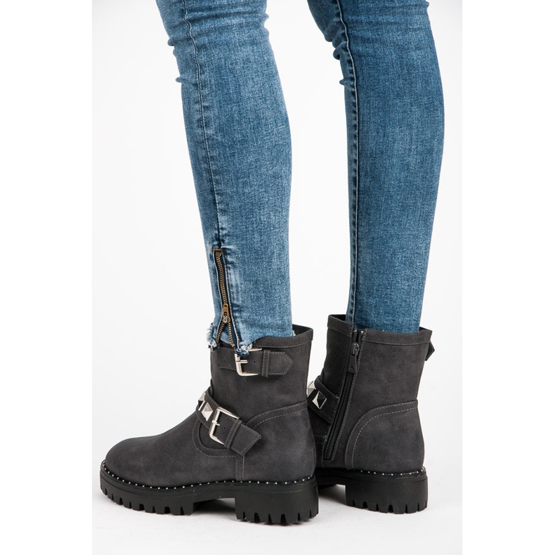 Kylie Muncitori izolati gri 1